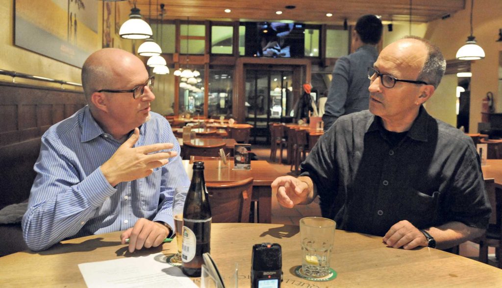Pentti Aellig (links) und Werner Bächtold über Kompromisslosigkeit, die Mitteparteien und «Landeier». Foto: Peter Pfister