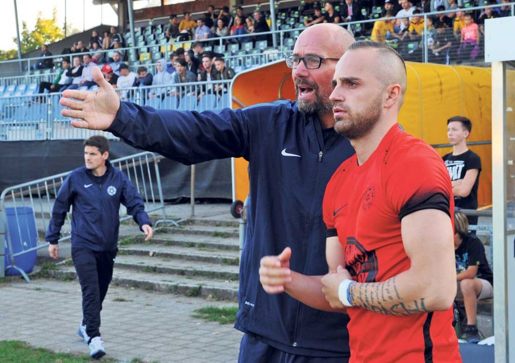 Edmond Kabashi erhält von Trainer Seeberger letzte taktische Anweisungen. Foto: Peter Pfister