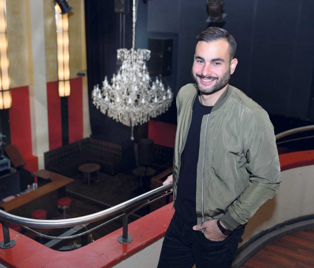 Als Sohn des Clubbesitzers ist Selim Schivalocchi im Orient gross geworden. Nach Jahren hinter dem DJ-Pult ist er nun selber fürs Programm verantwortlich. Foto: Fabienne Spiller