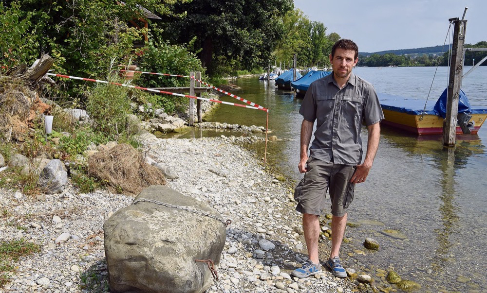 Samuel Gründler bei einem der kalten Zuflüsse. Foto: Peter Pfister