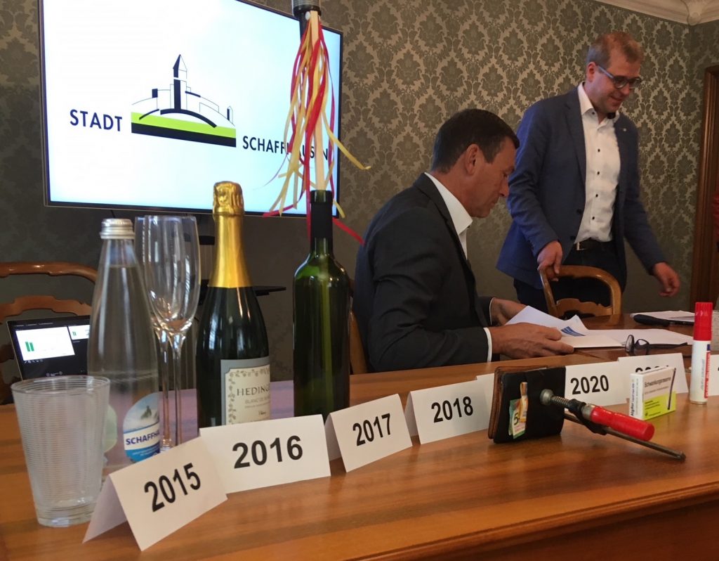 Mit diversen Gimmicks erkläutert Daniel Preisig (rechts) die Finanzlage: Aktuell ist das Budget «unter Druck».