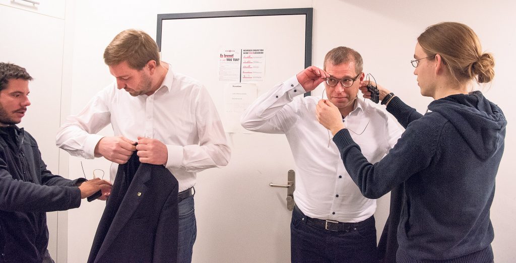 Michael Mundt (im weissen Hemd links) und Daniel Preisig werden für die Konfrontation verkabelt. Foto: Peter Pfister