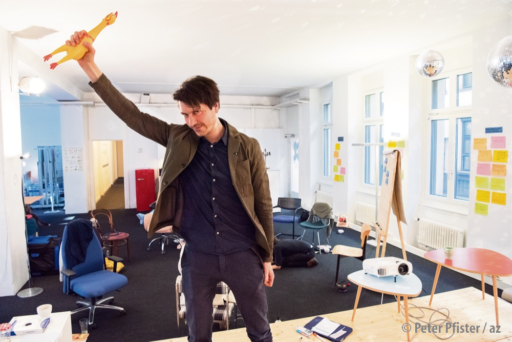 Ein Funkeln in den Augen – die Revolution in der Hand: Christian Müller im «Intrinsic Campus» beim Zürcher Paradeplatz.