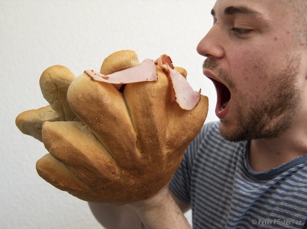 Praktisch: Mit Handschuhen aus Brotteig wird alles, was man anfasst, zum Sandwich