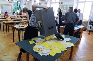 Wahltag ist Zähltag: Analoge Wahlen sind nicht automatisch sicher.