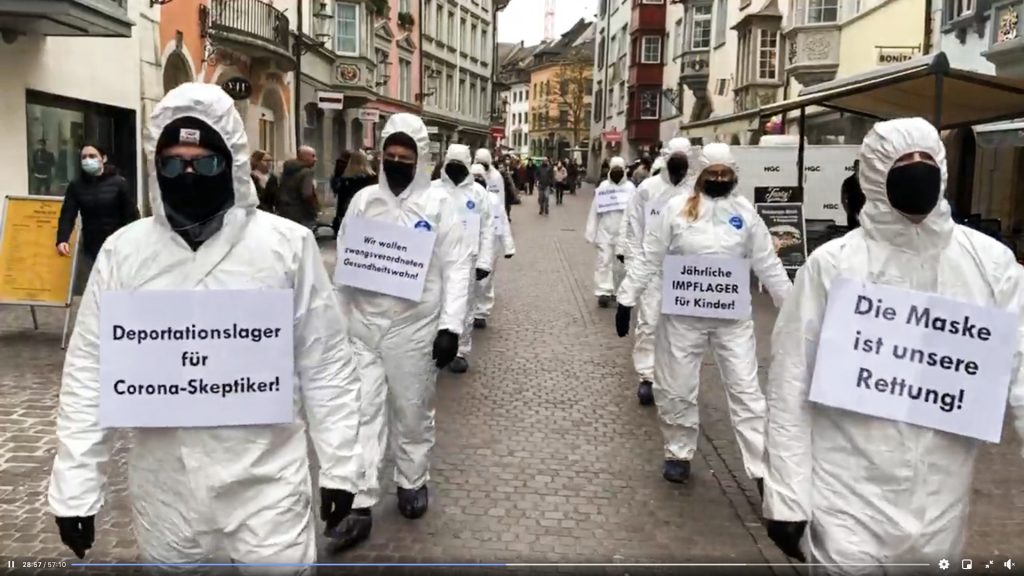 So sieht sie aus, die Dystopie der «weissen Wahrheit»: Atemschutzmasken und Impflager. (Quelle: Facebook)