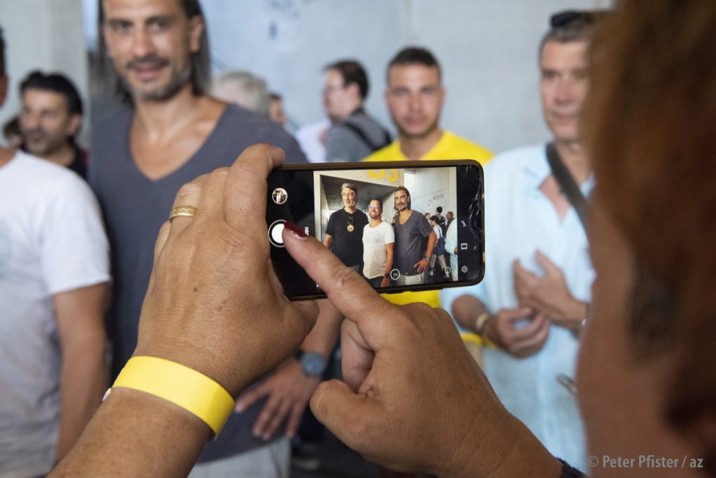 Selfies mit den Yakins im VIP-Bereich