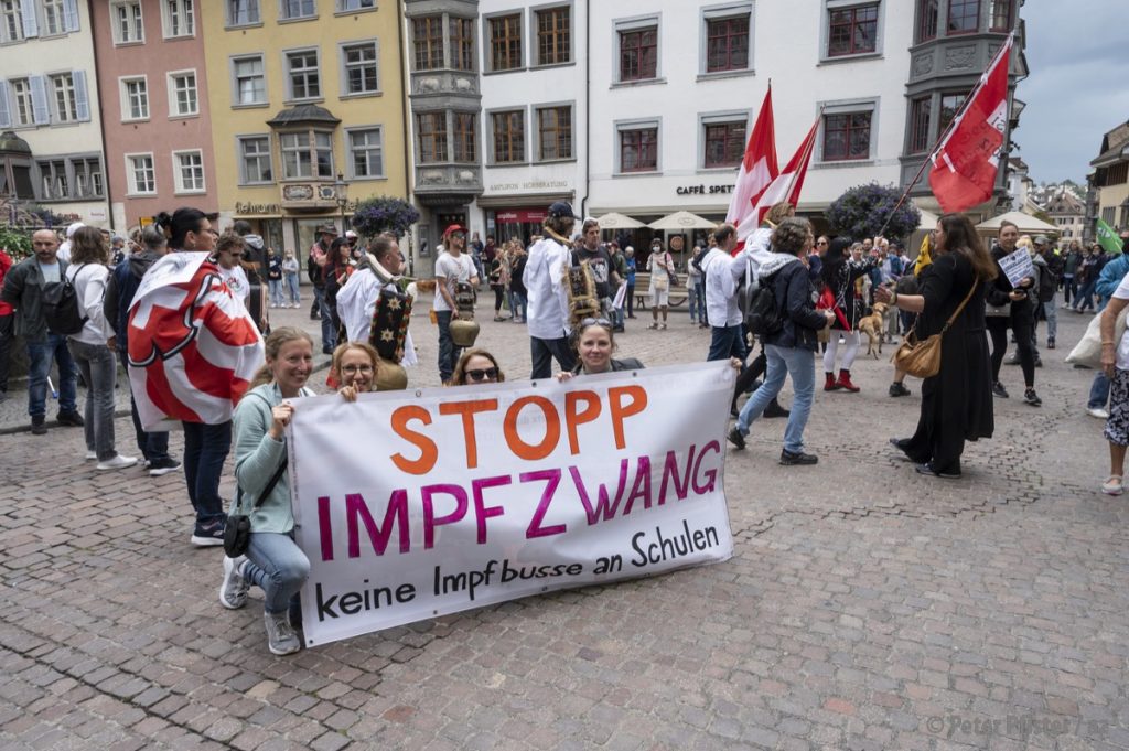 Mütter protestieren am 28. August gegen den Impfbus.