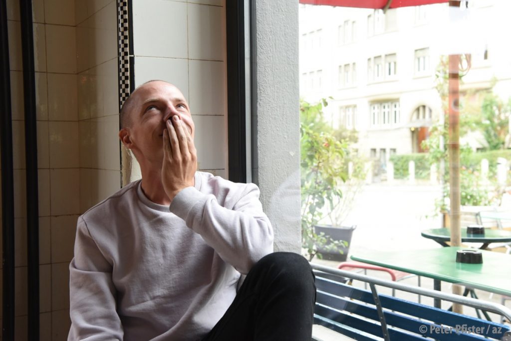 Eigentlich interessierte sich David Heil bisher nicht gross für den Körper. Einen lila Pullover hat er trotzdem gekauft.