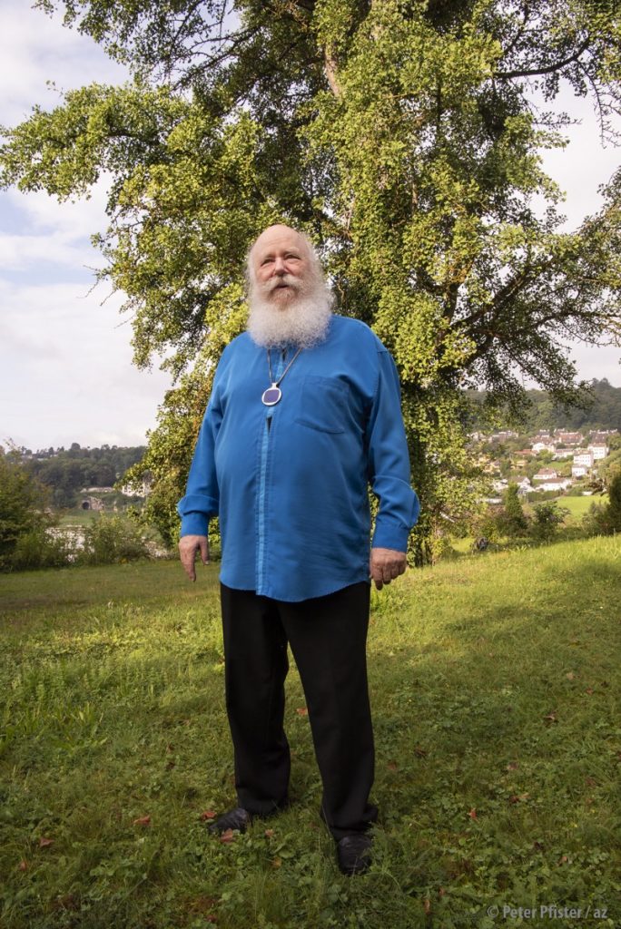 «Ich bin nie im Garten, ich bin immer am Klavier»: Werner Bärtschi draussen vor seinem stattlichen Haus.