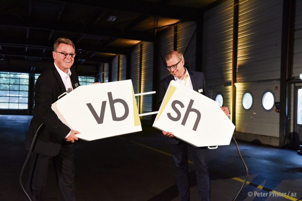 Verkehrsbetriebe Schaffhausen: verbindend oder entzweiend? Bruno Schwager und Daniel Preisig (rechts) posieren bei der Präsentation der ersten Elektrobusse.