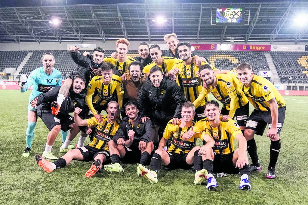 Ronny Bien im Zentrum der Mannschaft. «Sein Abgang tut richtig weh», sagt FCS-Captain André Luis Neitzke. Bilder: Roger Albrecht / sport-presse.com