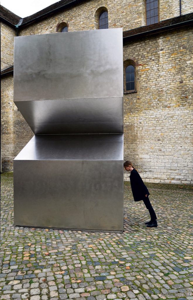 Das Kunstwerk «Verdoppelung» in verschiedenen Gefühlslagen.