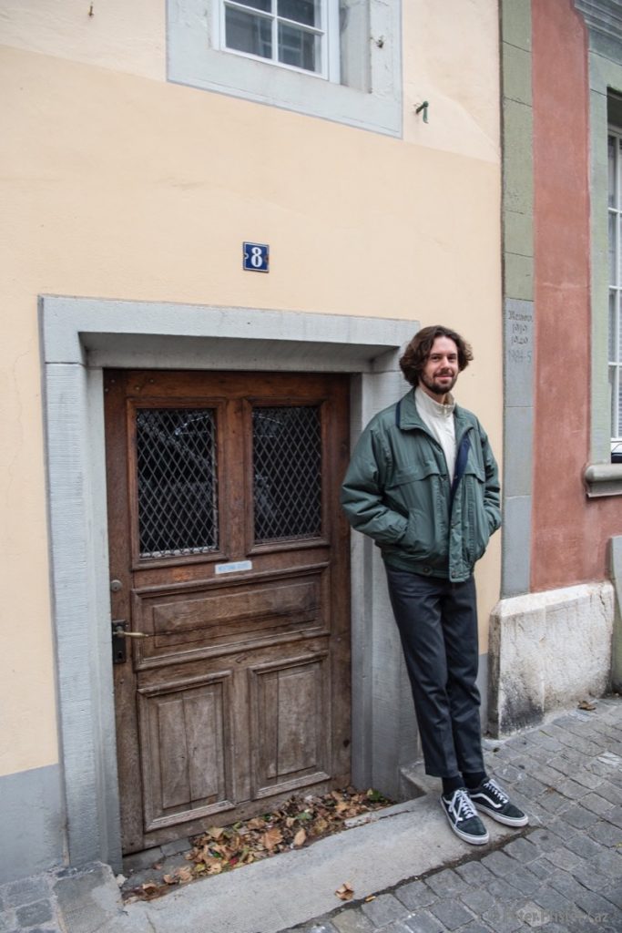 Kevin Brühlmann vor der ehemaligen Krummgass-Kommune KG8. Er solle nicht schielen, ruft ein älterer Mann im Vorbeigehen.