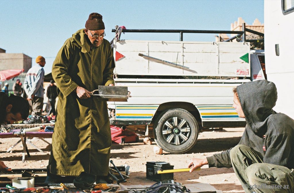 Jules Trümpler (rechts) verhandelt mit einem Berber.