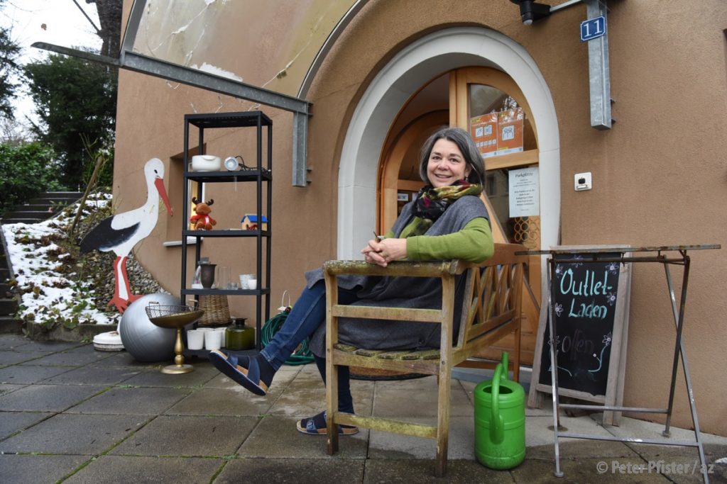 Sucht bald neue Herausforderungen im Ausland: Bettina Sutter am Hausflohmarkt des ehemaligen Geburtshauses.