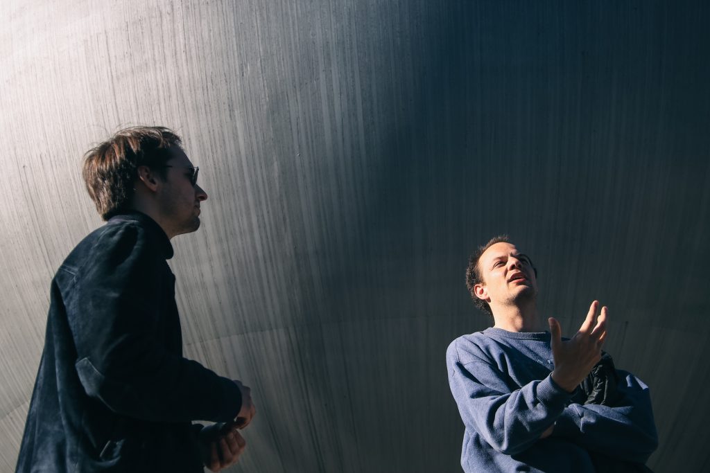 Tamino Kuny (links) und Julian Wäckerlin vor der Gaskugel am Lindli. Foto: Robin Kohler