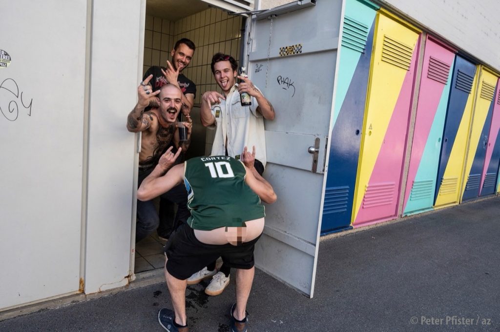 Ein bisschen zu sehr punk für die AZ: Die Mad Brains mit – daher anonymisiertem – Fan.