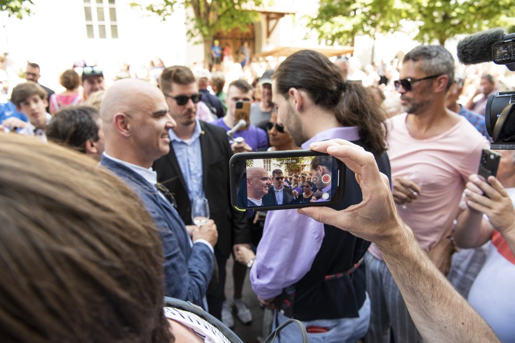 Nicolas Rimoldi schaut auf die weissen Sneakers von Alain Berset. Fotos: Peter Pfister