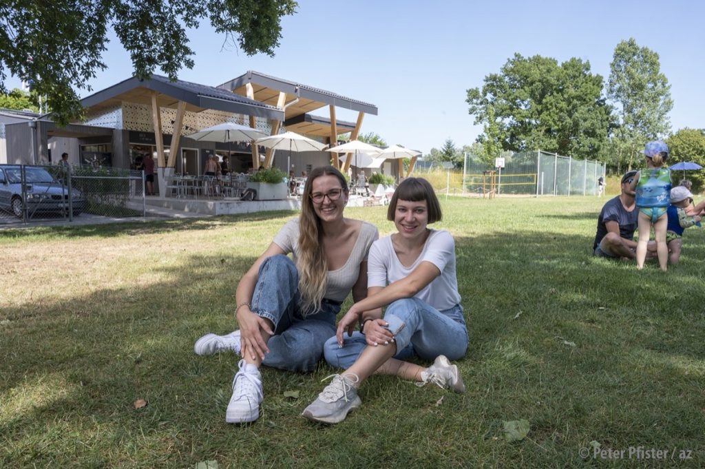 Selina Hui (links) und Lorena Strohner im «Lido», ihrer neuen Badi.