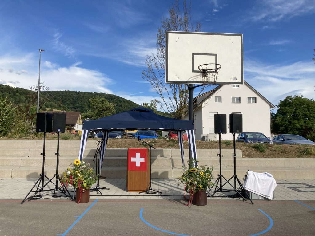 Feierliches Rednerpult in Siblingen: Hier treffen sich am 1. August zwei, die Chancen auf einen Nationalratssitz haben. Fotos: Peter Pfister.