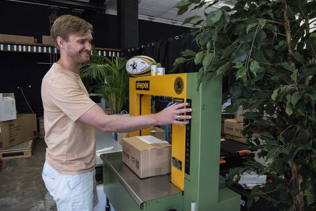 Benjamin «Benj» Jann verpackt in Flurlingen Glory Bombs für den Versand. Bilder: Peter Pfister