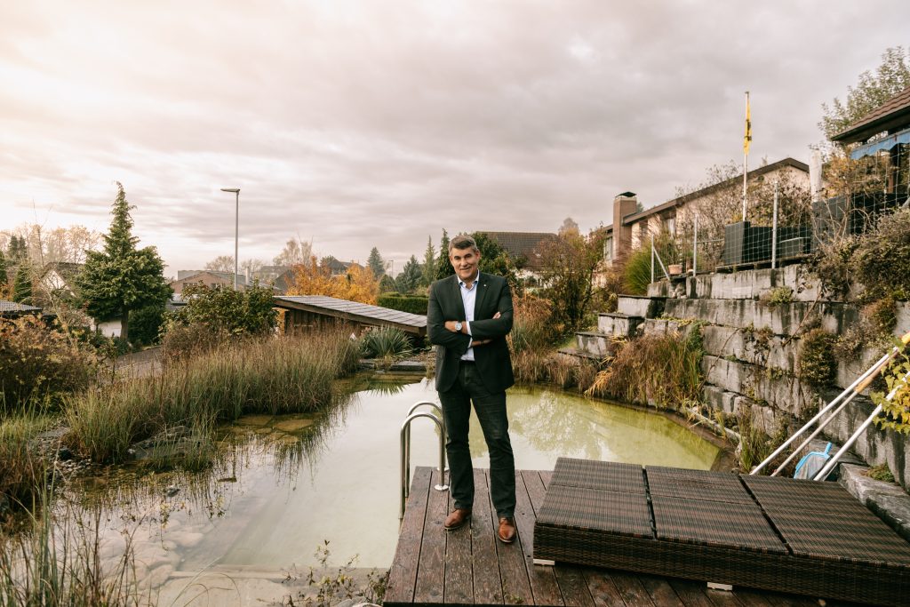 Der Anzug und das Lachen sitzen noch: Christian Amsler in seinem Garten in Stetten. ©Robin Kohler