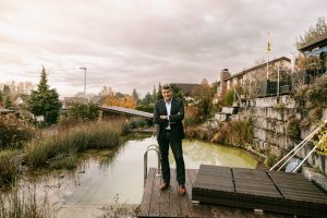 Der Anzug und das Lachen sitzen noch: Christian Amsler in seinem Garten in Stetten. ©Robin Kohler