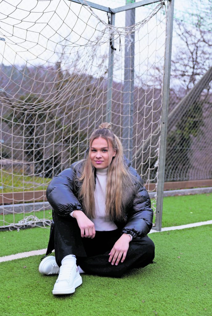 Zurück zum Anfang: Ella Ljuština auf dem kleinen Kunstrasen in der Felsenau. Foto: Noëlle Schönauer