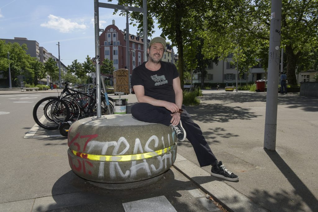 Roman Maeder auf dem Bullingerplatz in Zürich. Fotos: Peter Pfister