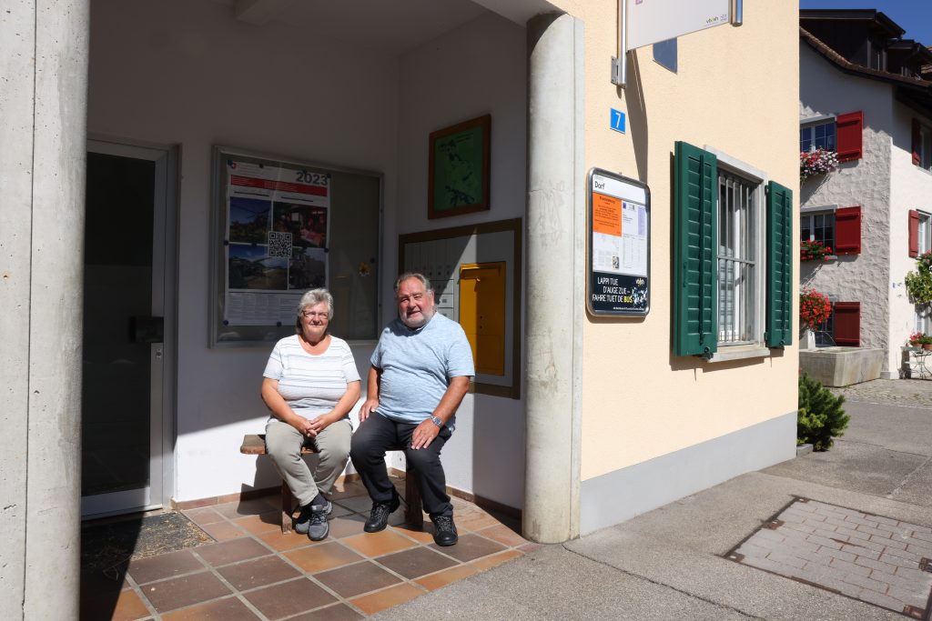 Die Bührers vor dem Gebäude der Post Bibern, die 2010 geschlossen wurde. Danach arbeiteten beide bei der Post im Nachbardorf Thayngen.
