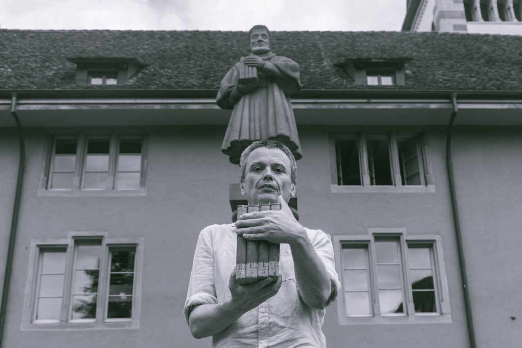Oliver Thiele vor der Stadtbibliothek am Münsterplatz – und vor der Statue des Chronisten Johann Jakob Rüeger. Fotos: Robin Kohler