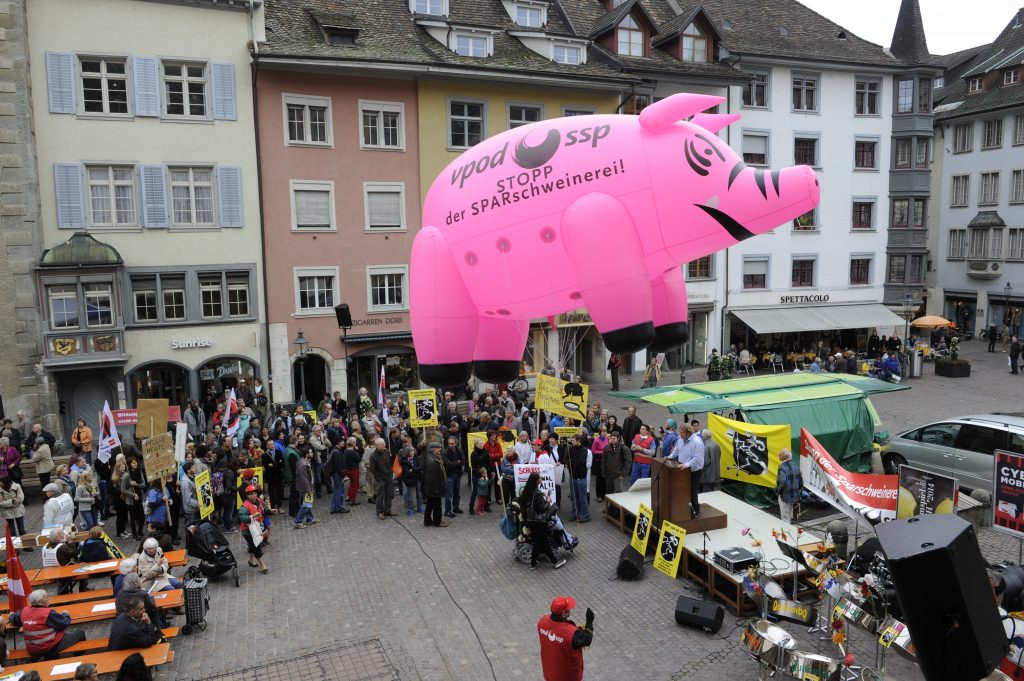 Rund 1000 Menschen gingen im Oktober 2014 gegen das Sparpaket auf die Strasse. Foto: Peter Pfister