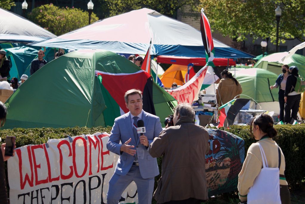 Ein Reporter beim Zeltlager an der Columbia University. Foto: Pamela Drew