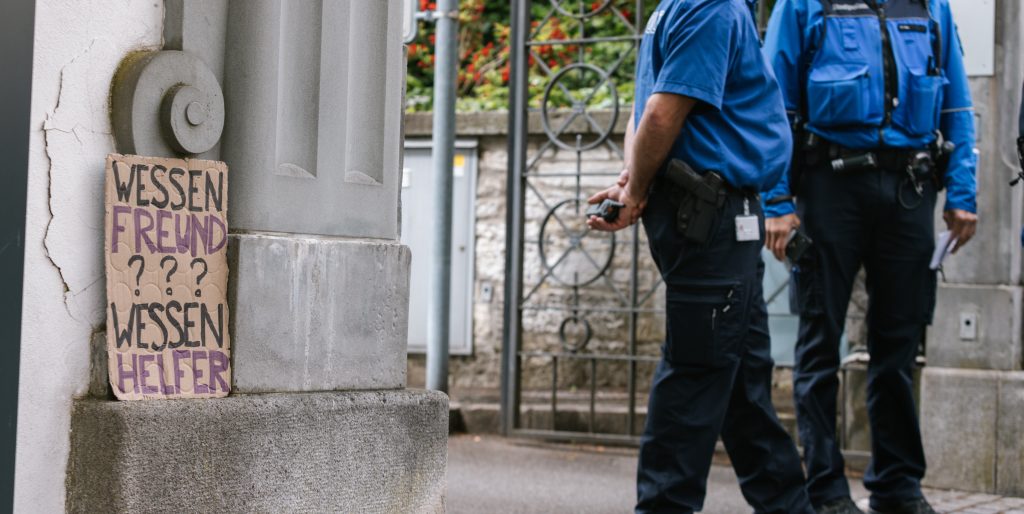 Am Samstag nach dem Rundschau-Beitrag demonstrierten Hunderte vor der Schaffhauser Polizeizentrale. © Robin Kohler