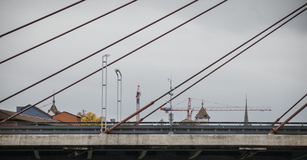 Die Stadt im Bann des Betons: Schaffhausen hinter der Rheinbrücke. Foto: Robin Kohler