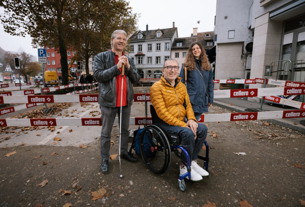Roland Studer, Bert Marti und Luana Schena (v.l.n.r.) vor der aktuellen Situation an der Bachstrasse. Foto: Robin Kohler