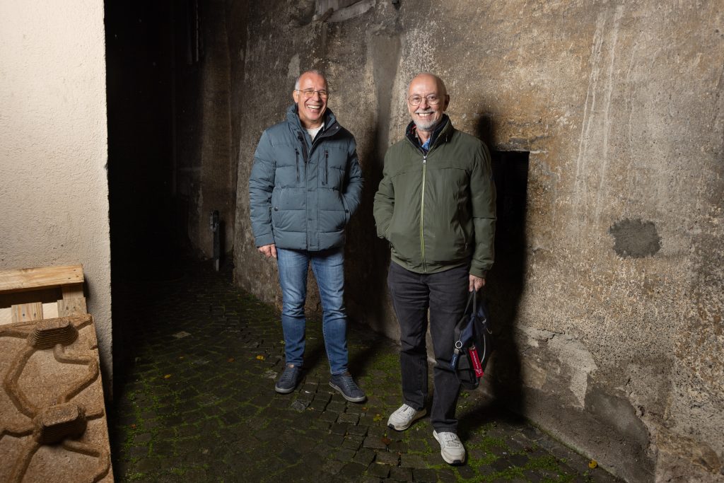 Daniel Furrer (l.) hat das Radio Vampir mitgegründet. Alain Wacker (r.) hat es als Träger und Späher unterstützt. Foto: Robin Kohler