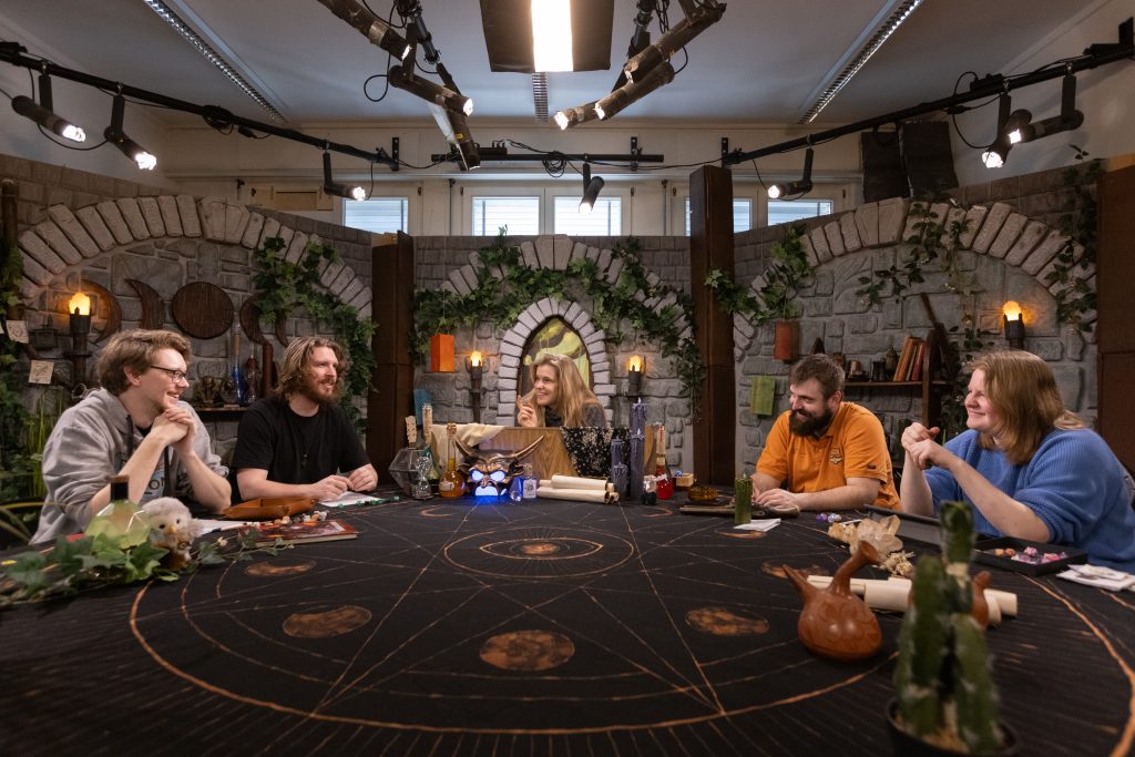 Kevin, Nicolas, Martina, Patrick und Yasmin (v.l.n.r.) mitten im neuen Dreh-Set für die neuste Show. Fotos: Robin Kohler