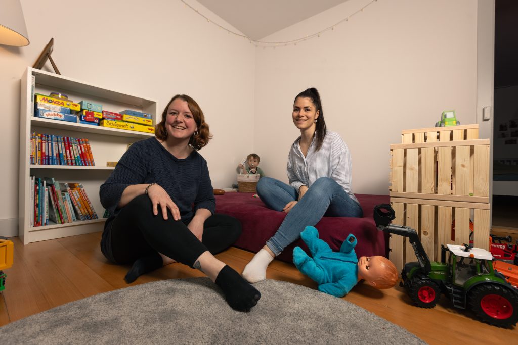 Wie organisiert man sich als Alleinerziehende? Christina Pusterla (l.) und Corinna Marquardt (r.) wollen sich gegenseitig helfen. Fotos: Robin Kohler