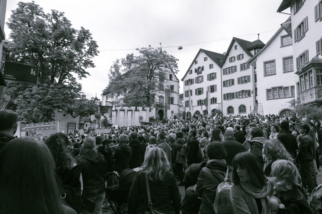Hunderte demonstrierten nach der SRF-Rundschau vor dem Schaffhauser Polizeiposten. Foto: Robin Kohler