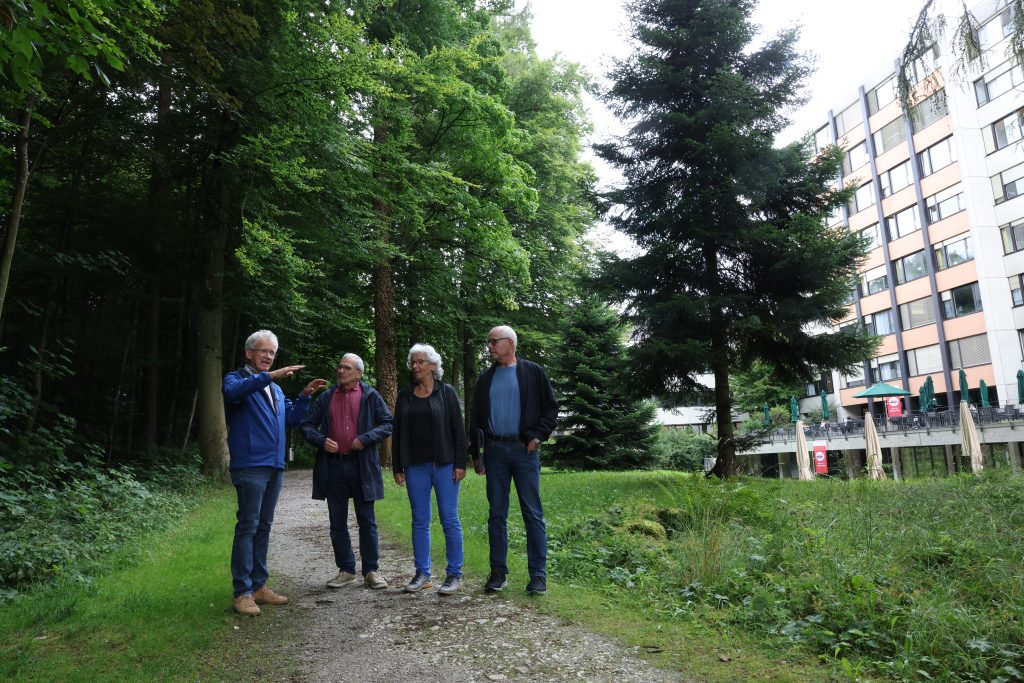 Heinz Lacher, Hansjörg Baumann, Dora Dickenmann und Urs Huber-Wäspi vom Quartierverein Geissberg im Spitalpark. Foto: Peter Pfister