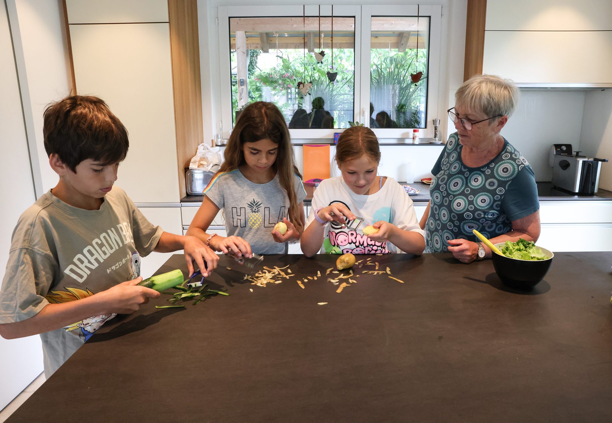 In Grosi Anitas Küche und Haus gehen die Kinder ein und aus. Dass sie hier auch ab und zu mit anpacken, sieht man schnell. Bilder: Peter Pfister