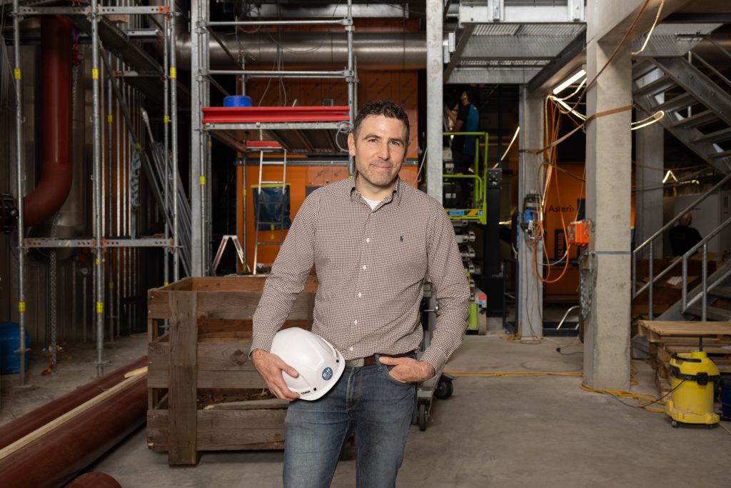 Unternehmer Samuel Gründler in der Energiezentrale Schaffhausen Ost im Grubenquartier. Foto: Robin Kohler