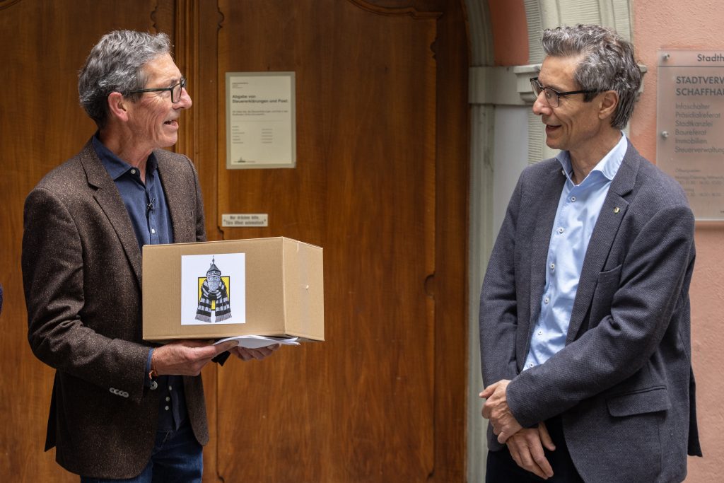 Erstunterzeichner Martin Hongler übergibt Stadtpräsident Peter Neukomm am 23. Mai 2024 die Volksmotion «Wärmeverbünde JETZT!». Foto: Robin Kohler