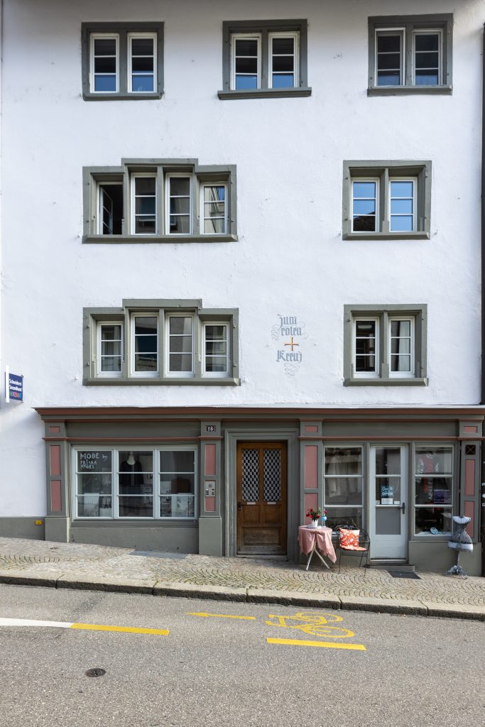 An der Neustadt 18 hängt der Schlüsselkasten für die Airbnbs im Eingang des Treppenhauses.