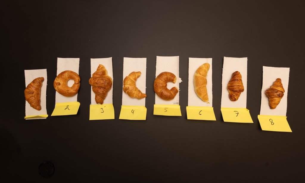 Die Testobjekte, von links nach rechts: Viva Natura, Reber, Hoyer, Migros, Ermatinger, Müller, Bohnenblühn und Fassbeiz. Robin Kohler