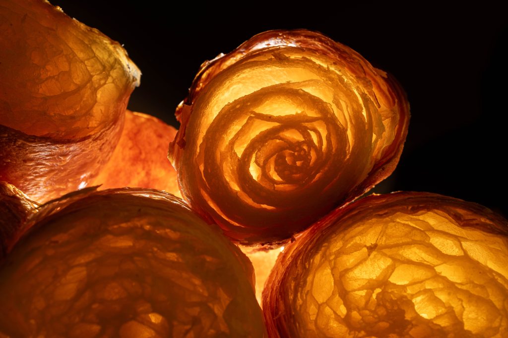 Sehen schön aus, deuten aber auf einen Backfehler hin: die rosenartigen Teigschichten im Gebäck oben rechts. Robin Kohler