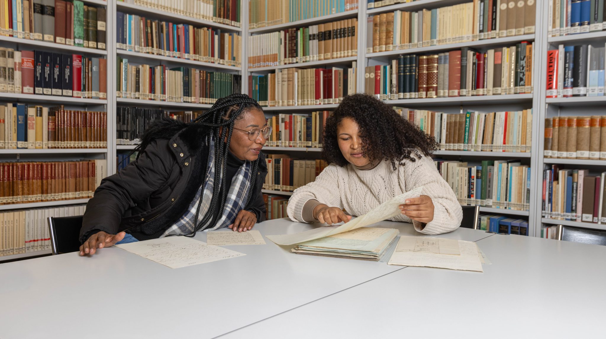 Gilsineth Santos (links) und Aretuza da Cruz Silva im Schaffhauser Staatsarchiv.  Robin Kohler