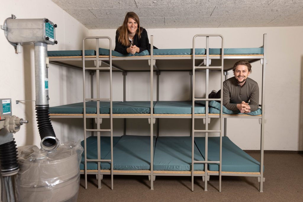 Gemütlich? Linda De Ventura und Tim Bucher in den Feldbetten in einem der städtischen Schutzräume. Fotos: Robin Kohler